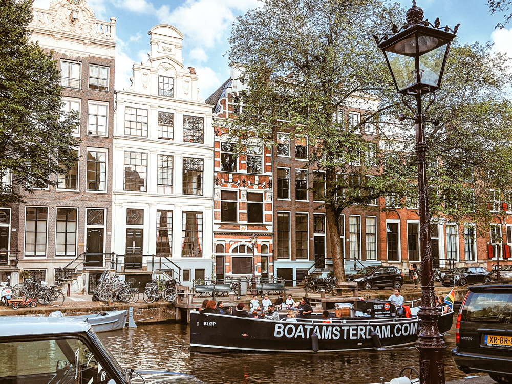 Passeio de barco pelos canais de Amsterdam