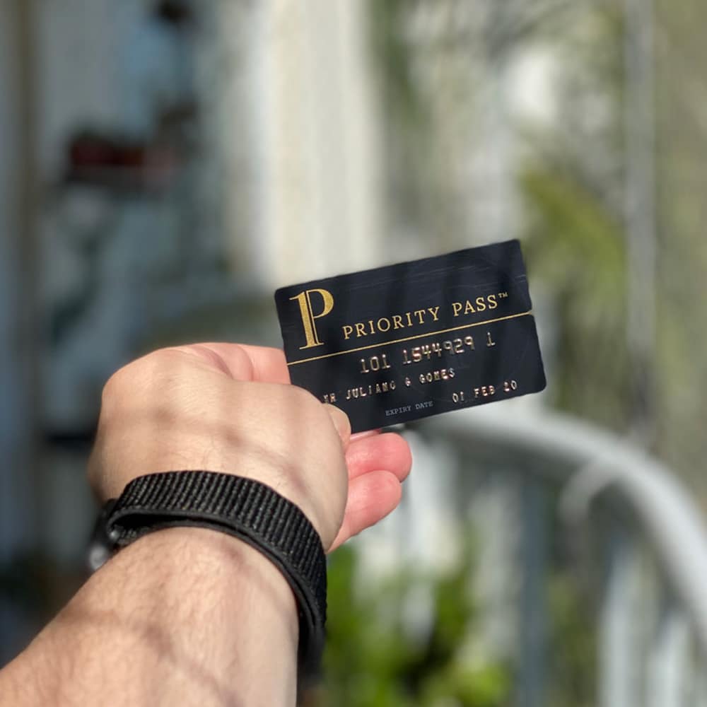 Segurando o cartão do Priority Pass