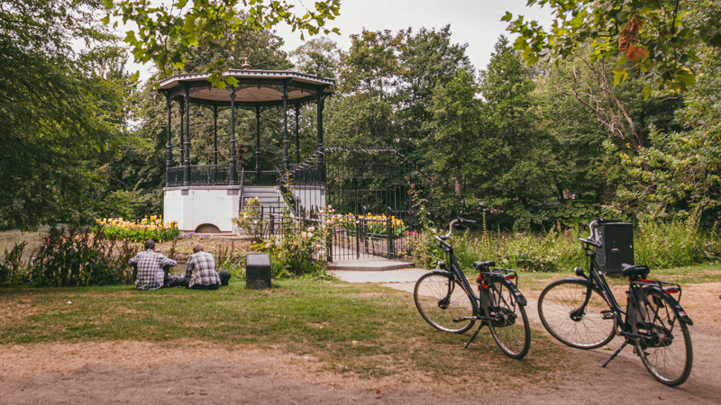 Bikes no parque em Amsterdam.