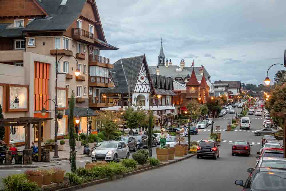 Av. Borgues de Medeiros, Gramado. Serra Gaúcha.