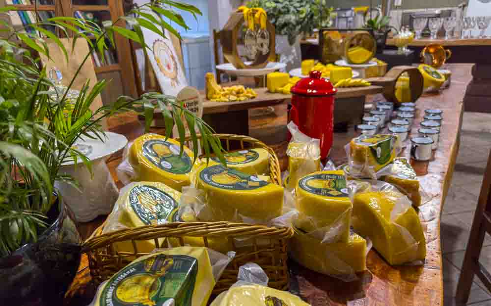 Linda mesa de queijos minas artesanais na Fazenda Aprazível