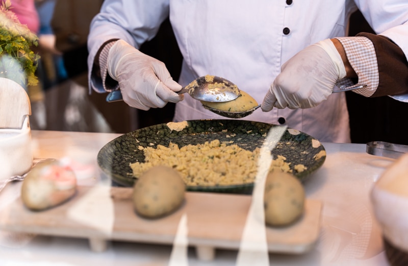 Chef montando bolinhos de bacalhau em Lisboa.