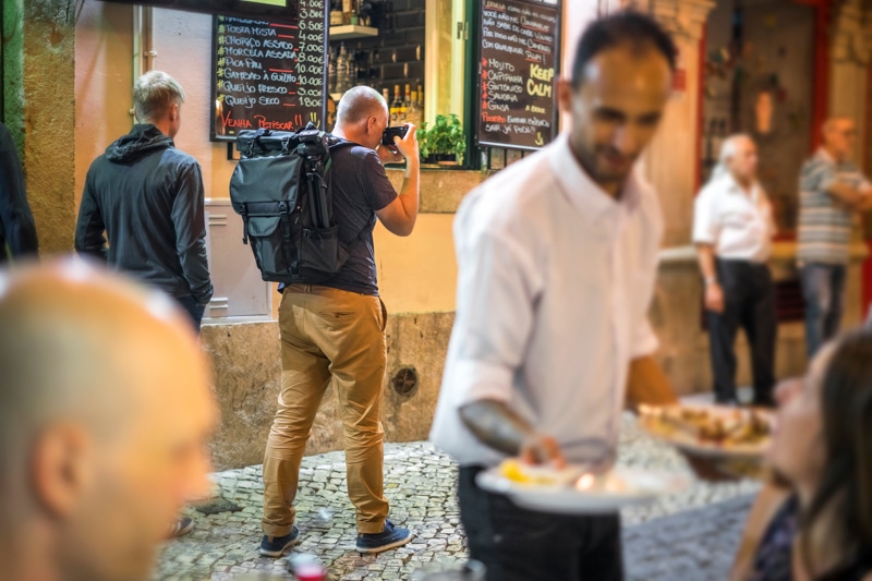 Fotografando em frente a um restaurante em Lisboa.