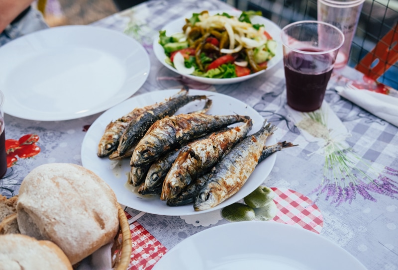 Sardinhas fritas, ótima pedida para comer em um dia em Lisboa.