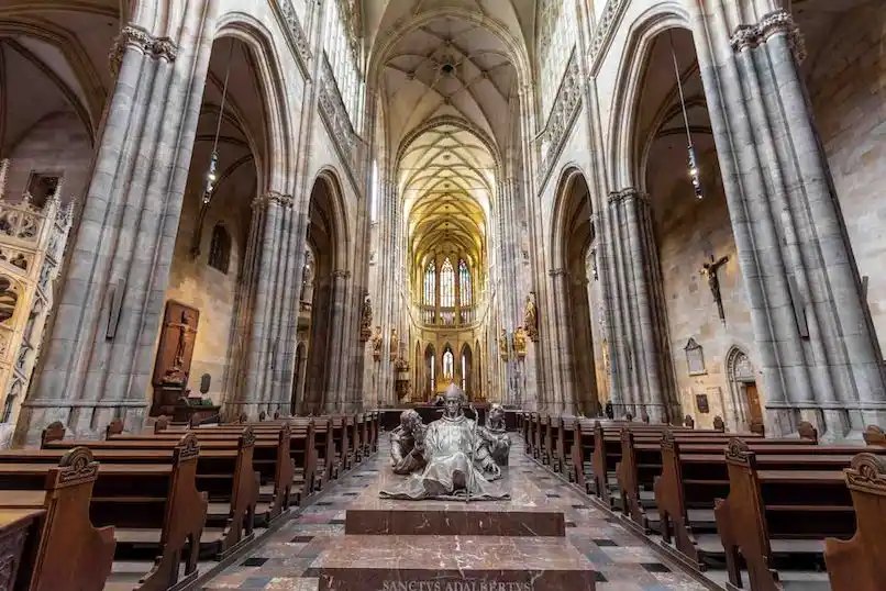 Interior da Catedral de São Vito, visita que não pode faltar no tour do Castelo de Praga.