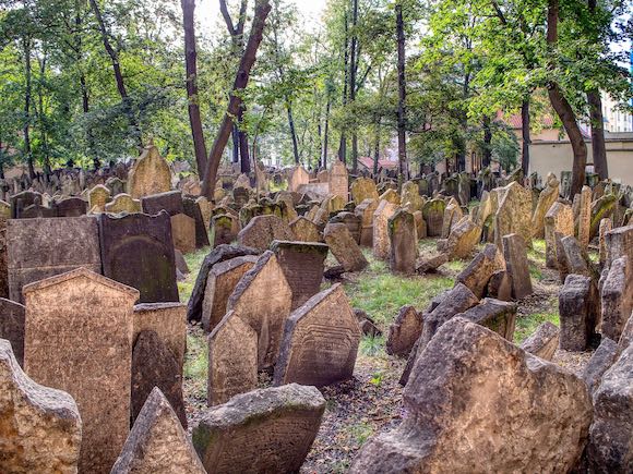 Cemitério do Bairro judeu de Praga, outra para indispensável no seu roteiro em Praga.