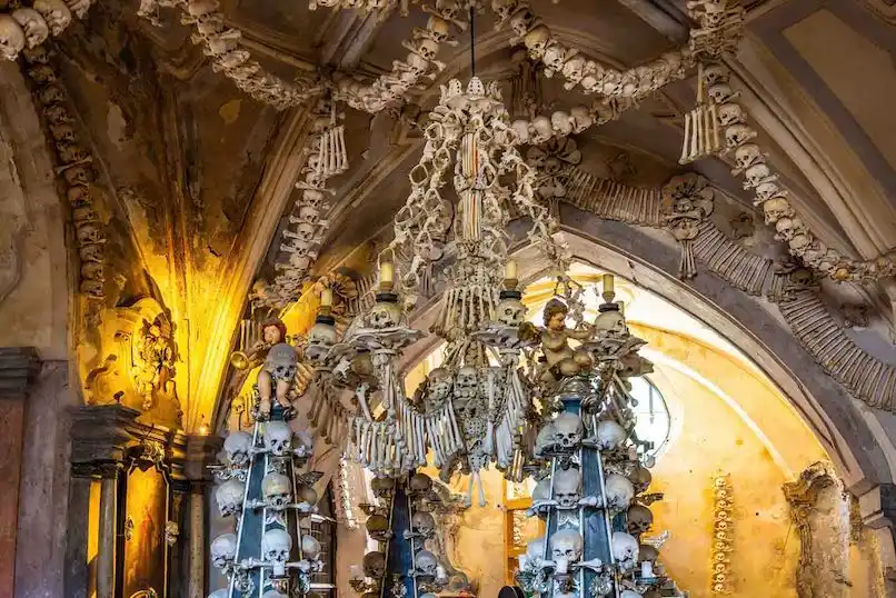 Pra quem tem coragem vale incluir Kutná Hora e o ossuário de Sedlec no roteiro em Praga