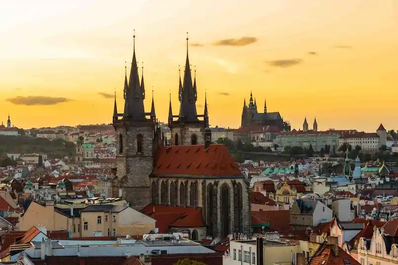Por do sol em Praga visto do alto da Torre da Póvora