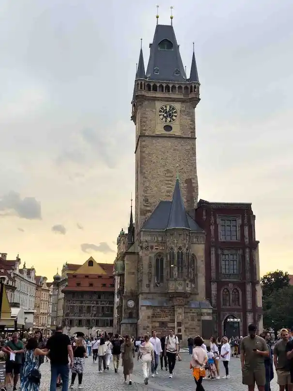 A prefeitura de Praga fica no coração da cidade velha, um ótimo lugar para se hospedar na cidade.