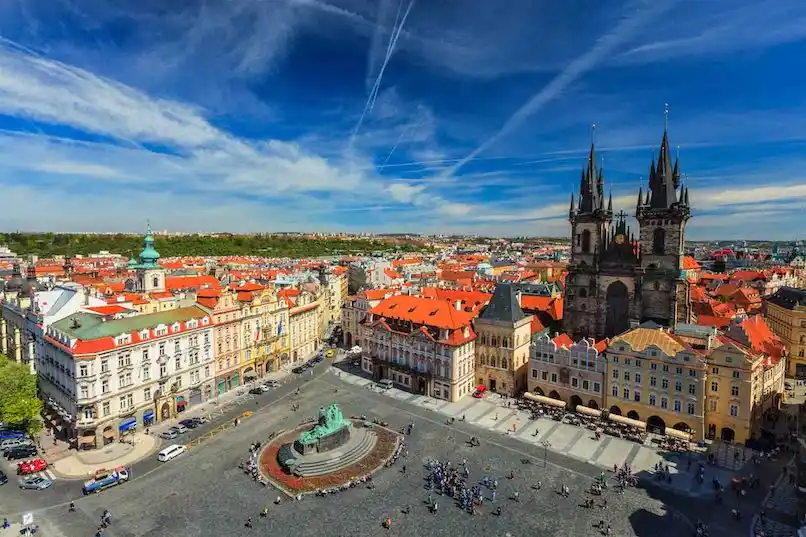 Centro histórico de Praga. A praça da cidade velhas vista de cima.