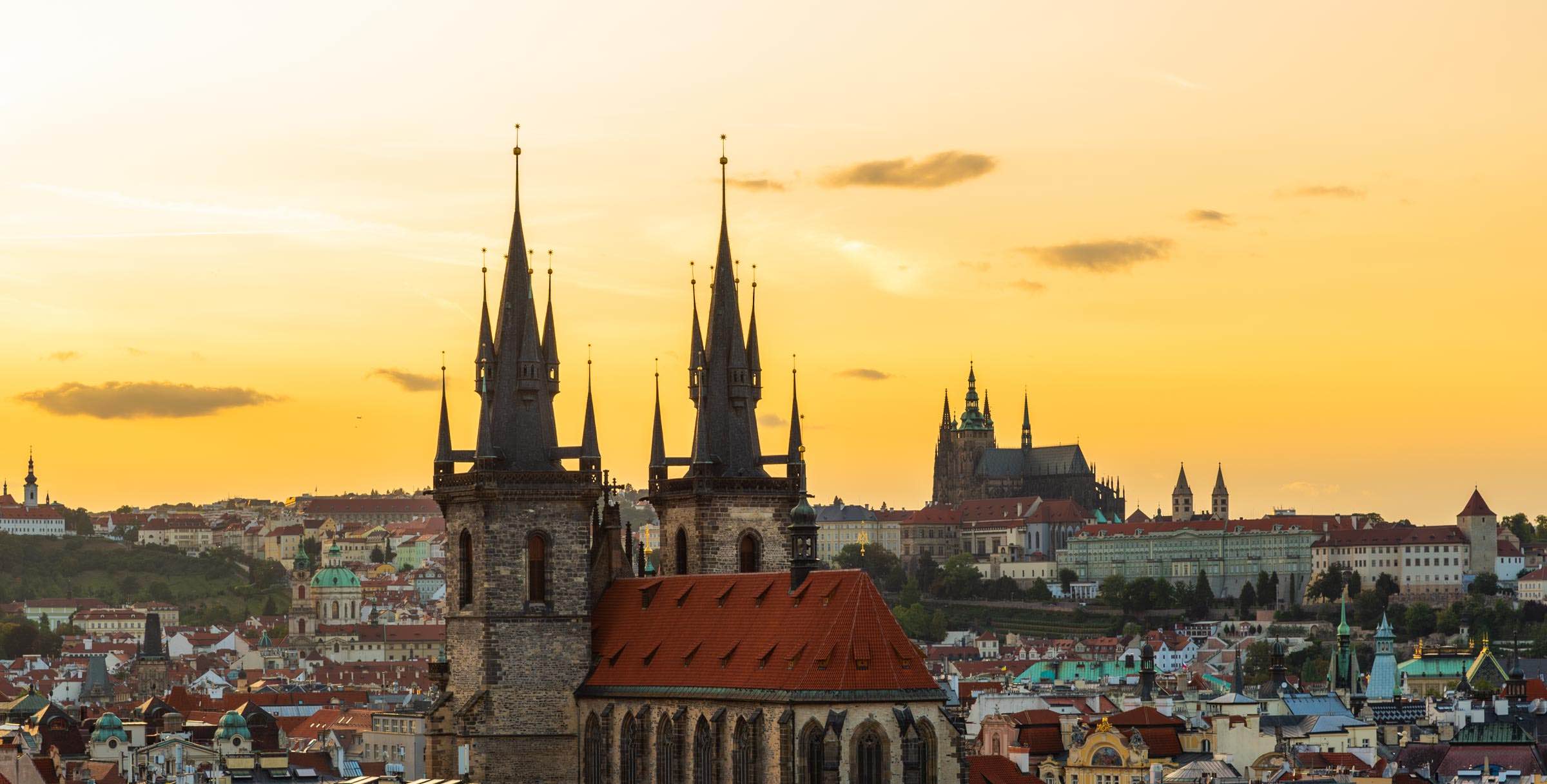 Vista de cima da Torra da Pólvora da cidade de Praga