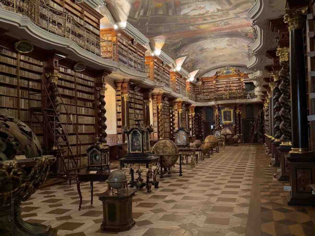 Dentro da Biblioteca de Clementino