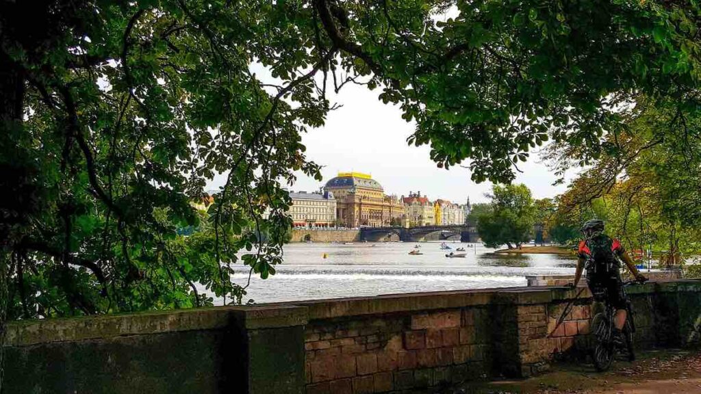 Vista de Praga da Ilha de Kampa, ótimo lugar pra relaxar na cidade.