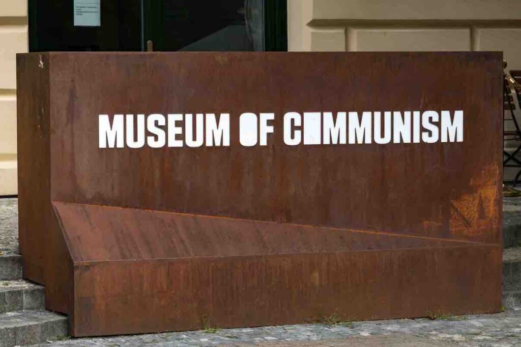 Placa de aço na entrada do Museu do Comunismo em Praga, um lugar que você não pode deixar de ir na cidade.