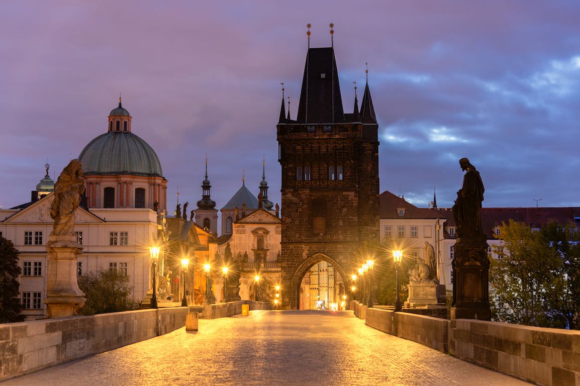 Amanhecer na Ponte Carlos.