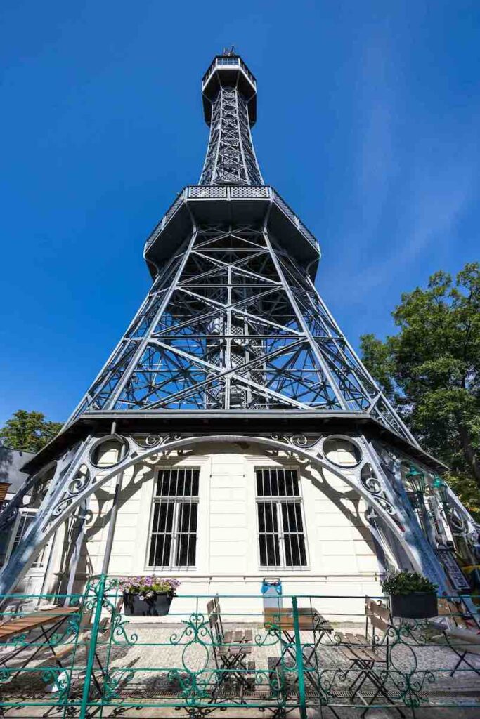 A torre Petřín é conhecida como a Torre Eiffel de Praga, a vista de lá é linda.