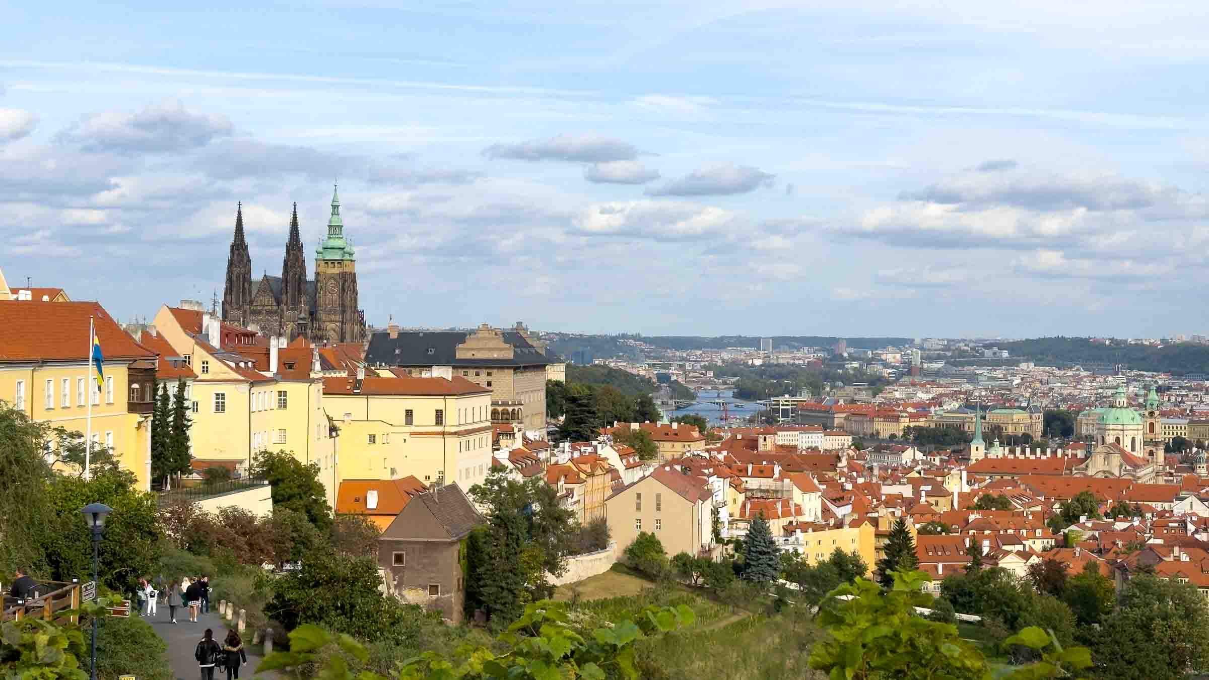 Vista panorâmica de Praga com o castelo ao fundo.