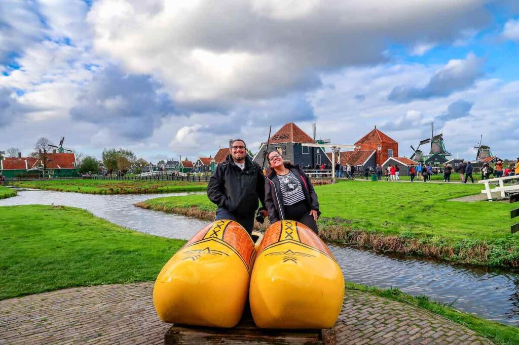 Tamancos gigantes de madeira para tirar foto em Zaanse Schans