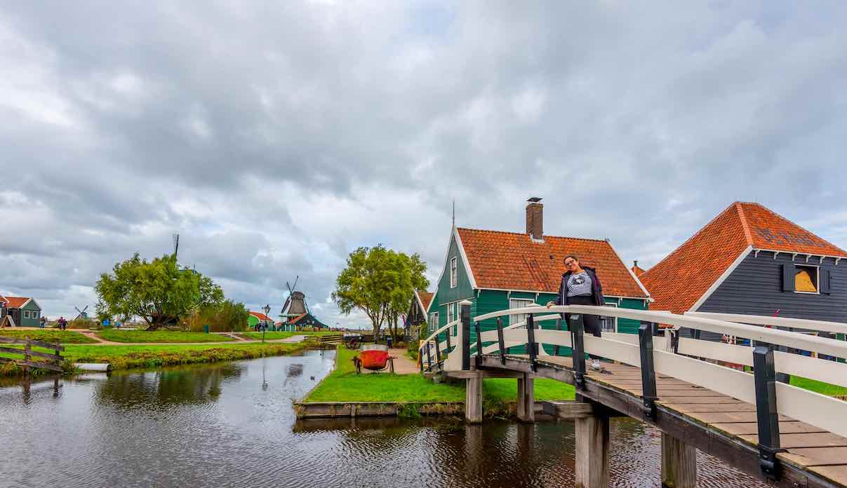 Ponte charmosa na entrada da vila de Zaanse Schans