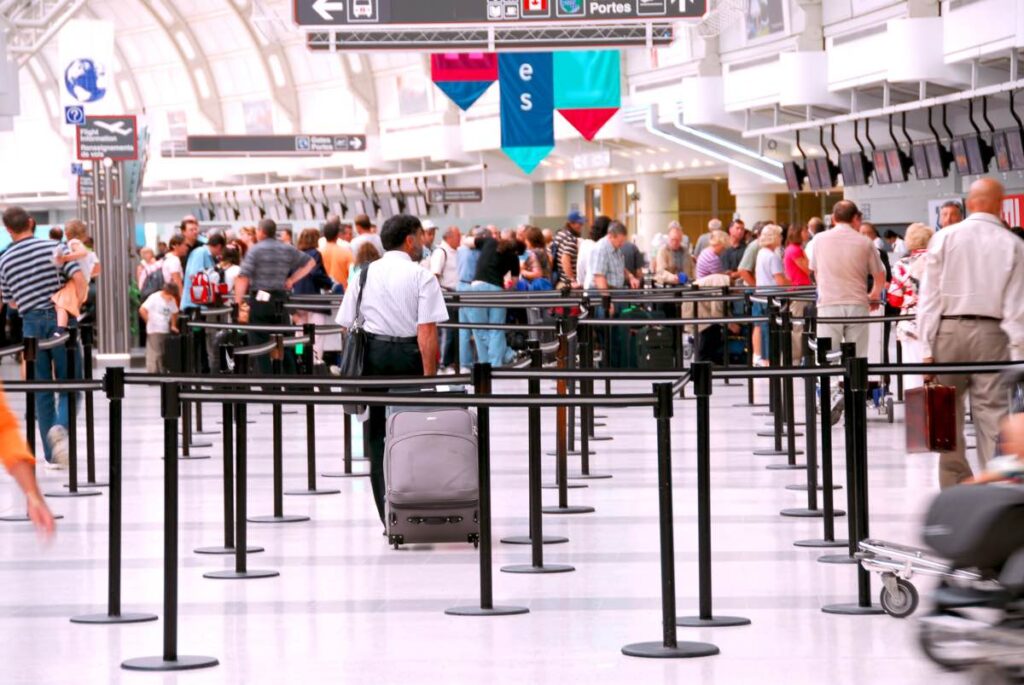 Saguão da área de check-in de aeroporto na Europa