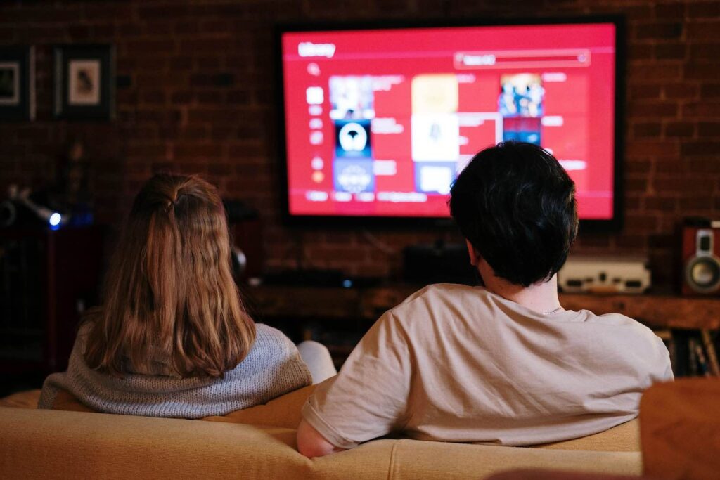 Casal assistindo stream no quarto do hotel